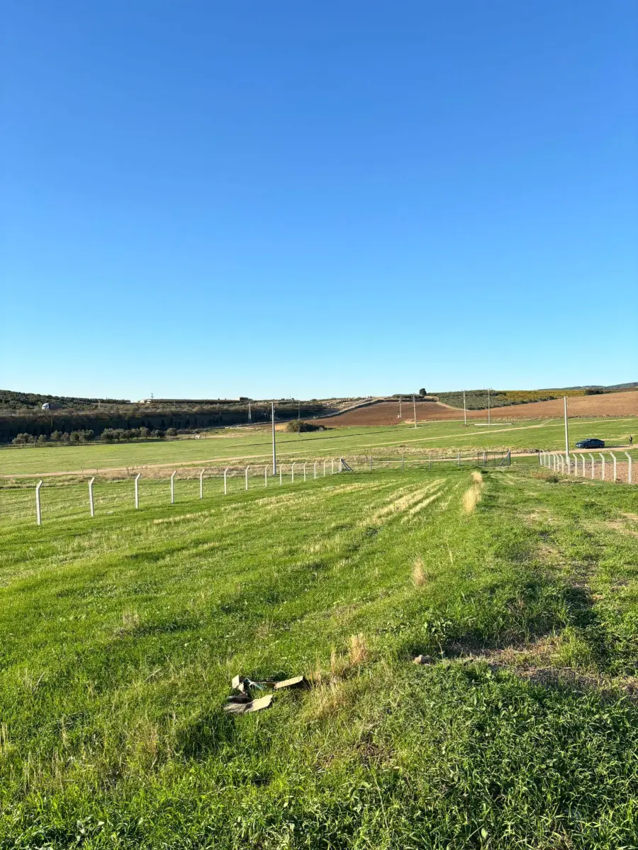 SATILIK ARAZİ  SINIRLI KÖY GİRİŞİ – OTOBAN YANI - Fotoğraf 3