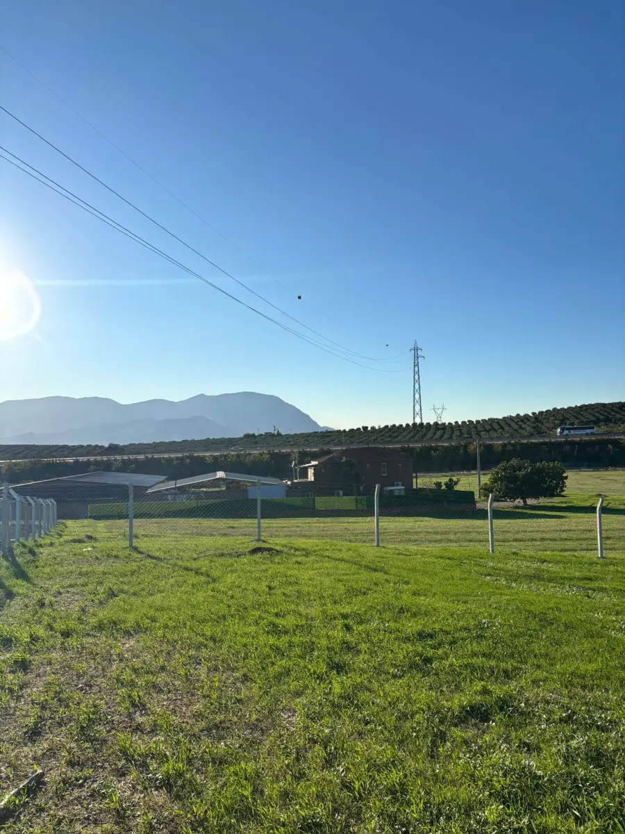 SATILIK ARAZİ  SINIRLI KÖY GİRİŞİ – OTOBAN YANI - Fotoğraf 4