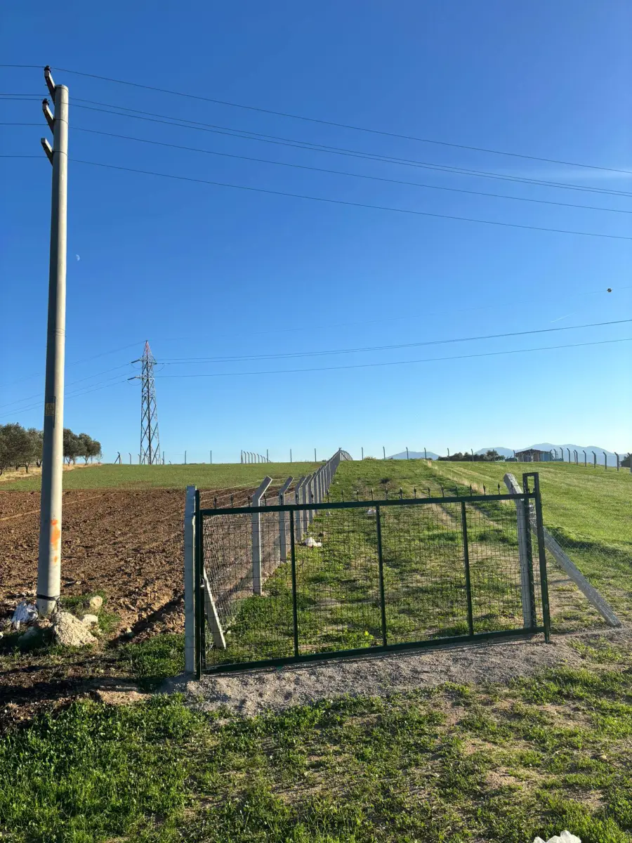SATILIK ARAZİ  SINIRLI KÖY GİRİŞİ – OTOBAN YANI - Fotoğraf 7